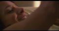 Jennifer Beals se tape une rousse et lui roule des pelles 